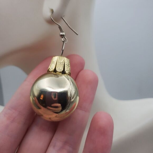 GoldĀ tonedāornamentā ball earrings - Picture 1 of 2